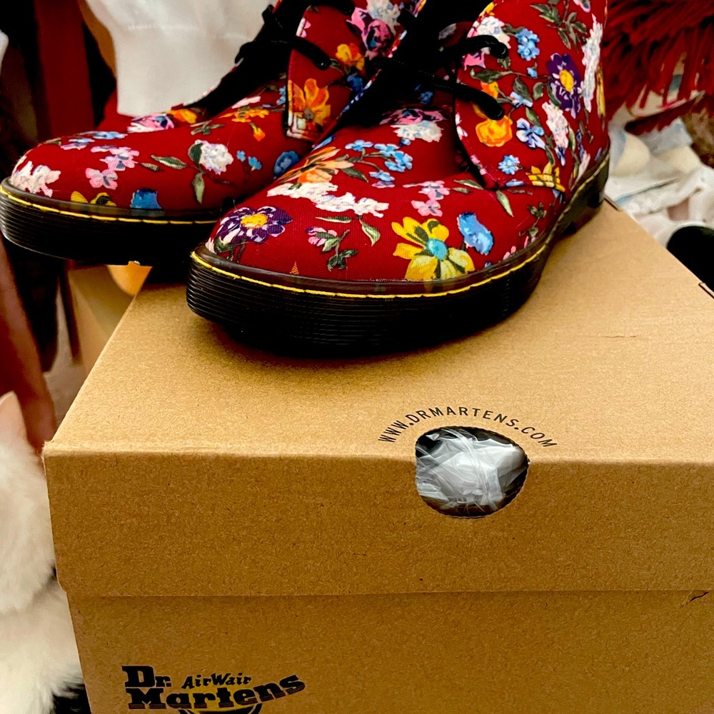 Dr. Martens “Air Waves” floral short boots